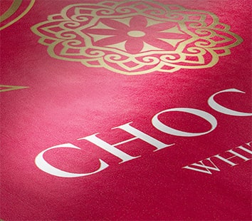 Sjajni lak na etiketama